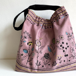 斯堪的納維亞風格的花和鳥邊框圖案一把手手提包玫瑰粉紅色 第1張的照片