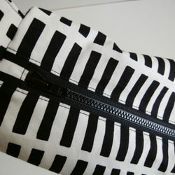 拉鍊開口充足的肩部北歐格子圖案黑色x白色 第7張的照片