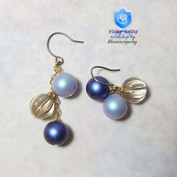 スワロパールのプチ・アシンメトリック/濃淡玉虫の青 ピアス（フック  