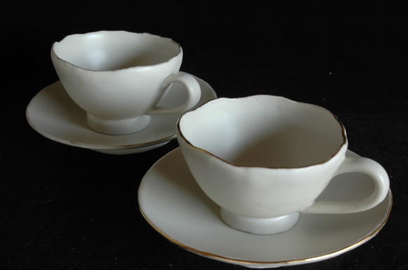 ９．白磁マット金金銀彩紅茶碗皿（ペア） 1枚目の画像