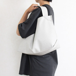 超輕！ ！！即使被水弄濕也安全的材料 A4 Horizontal Fauré Tote Ivory 國產人造革製成（定做） 第10張的照片