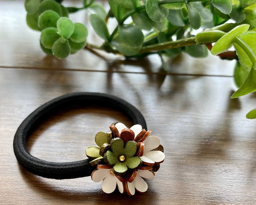 ジャスミン 本革製ヘアゴム(オリーブホワイト） ヘアゴム Allamanda