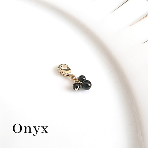 ぷるんっとしたオニキスのチャーム　N-256 天然石のチャーム オニキス【Onyx】 マスクアクセサリー Quatre 通販