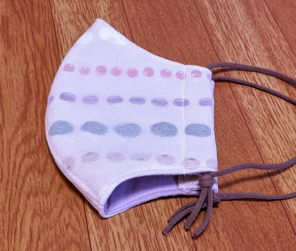 夏マスク!シルクジョーゼットをかけたベージュ色地にお豆ちゃん達の柄の手ぬぐいと薄紫色２重ガーゼの立体マスク 2枚目の画像