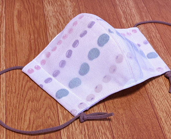 夏マスク!シルクジョーゼットをかけたベージュ色地にお豆ちゃん達の柄の手ぬぐいと薄紫色２重ガーゼの立体マスク 5枚目の画像