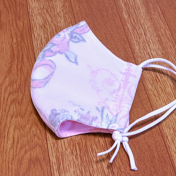 夏マスク!!　シルクジョーゼットをかけた薄いピンク色地のピンク色の花束の柄のシルク生地とピンク色の２重ガーゼの立体マスク 2枚目の画像