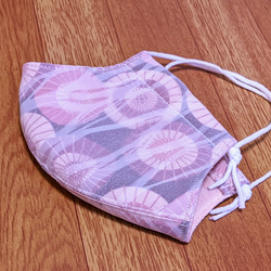 夏マスク!!　シルクジョーゼットをかけたエンジ色地の蛇の目傘の柄の綿生地と薄いピンク色の２重ガーゼの立体マスク 2枚目の画像