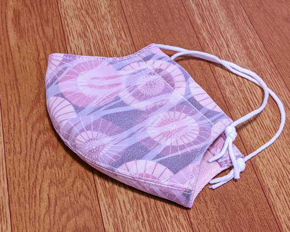 夏マスク!!　シルクジョーゼットをかけたエンジ色地の蛇の目傘の柄の綿生地と薄いピンク色の２重ガーゼの立体マスク 2枚目の画像