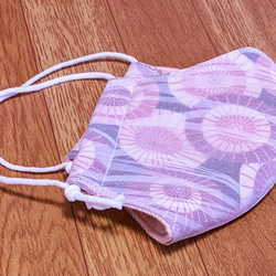 夏マスク!!　シルクジョーゼットをかけたエンジ色地の蛇の目傘の柄の綿生地と薄いピンク色の２重ガーゼの立体マスク 3枚目の画像
