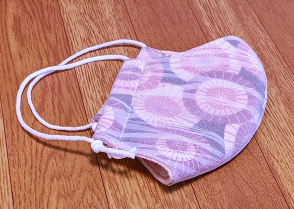 夏マスク!!　シルクジョーゼットをかけたエンジ色地の蛇の目傘の柄の綿生地と薄いピンク色の２重ガーゼの立体マスク 3枚目の画像