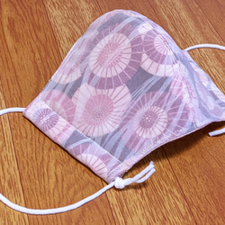 夏マスク!!　シルクジョーゼットをかけたエンジ色地の蛇の目傘の柄の綿生地と薄いピンク色の２重ガーゼの立体マスク 5枚目の画像
