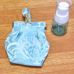 水色ジャガード生の消毒スプレーや除菌スプレーをかばんやベルトに付ける事ができるボトルケース(真空スプレーボトル付き) 1枚目の画像