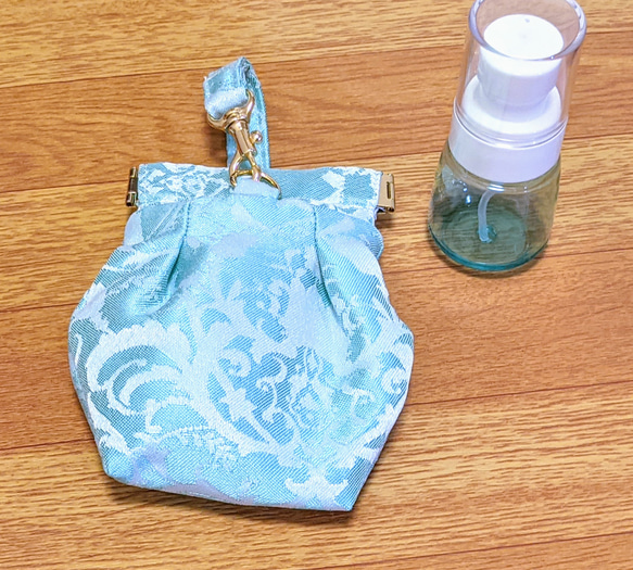 水色ジャガード生の消毒スプレーや除菌スプレーをかばんやベルトに付ける事ができるボトルケース(真空スプレーボトル付き) 1枚目の画像