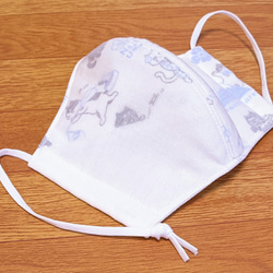夏マスク!!シングルガーゼをかけたJapanese猫さんの柄の蚊帳生地と白色の２重ガーゼの立体マスク　(不織布入り)青 2枚目の画像