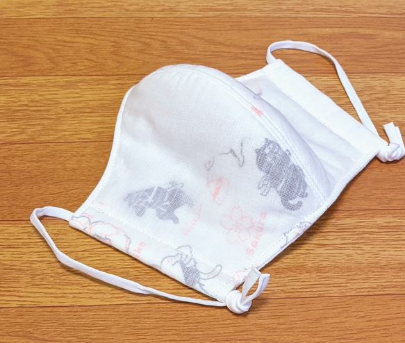 夏マスク!シングルガーゼをかけたJapanese猫さんの柄の蚊帳生地と白色の２重ガーゼの立体マスク　(不織布入り)ピンク 1枚目の画像