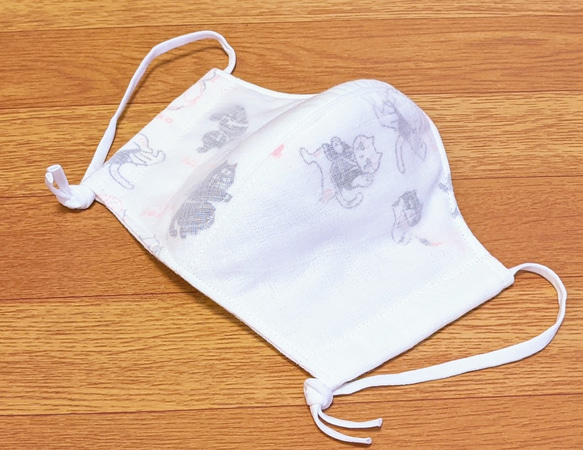夏マスク!シングルガーゼをかけたJapanese猫さんの柄の蚊帳生地と白色の２重ガーゼの立体マスク　(不織布入り)ピンク 6枚目の画像