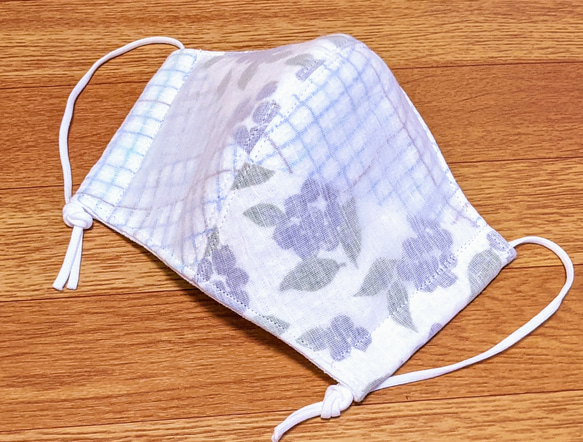夏マスク!シングルガーゼをかけたブルーベリー柄とチェック柄の木綿生地と白色の２重ガーゼの立体マスク　(不織布入り) 2枚目の画像