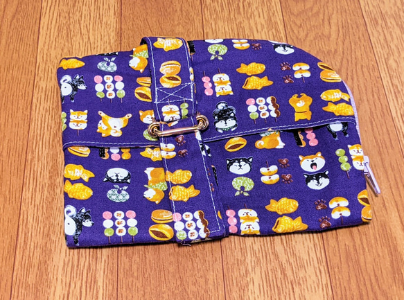 紫色地の柴犬ちゃんと和菓子柄木綿生地の消毒スプレーや除菌ティッシ、マスクを持ち歩けるポーチ(内側ビニールポケット付き) 7枚目の画像