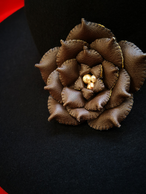 幻想花のコサージュ　(合成皮革)　 3枚目の画像