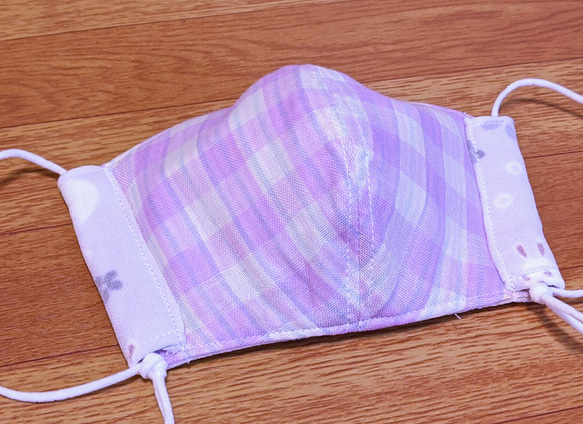 シルクジョーゼットをかけた薄い紫色にうさぎさん柄のタオル地とピンク色·水色チェック柄の２重ガーゼの立体マスク 4枚目の画像