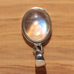 レインボームーンストーン　宝石質　小粒　ペンダントトップ　シンプル　ホワイトラブラドライト 2枚目の画像