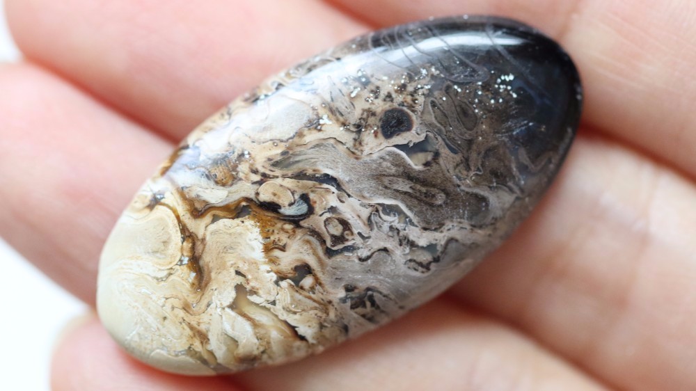 ブラックのクロスとパームルートアゲート