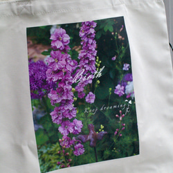 庭を愛する人へのトート「深紫のデルフィニウム 」詰めこむほどにシルエットが綺麗です。 3枚目の画像