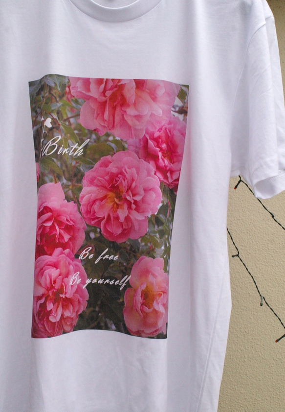 アプリコットカラーのローズ 写真プリントTシャツ BirthJardinシリーズ「ローズ・アプリコット」マタニティにも。 2枚目の画像