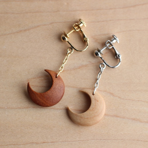 木のピアス ゆれる月 ピアス（フック・チェーン） wood work