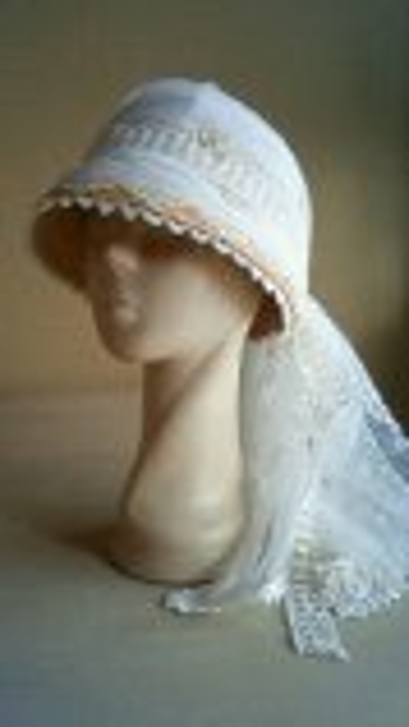 草原の花嫁・・・ストローのウェディング・ハット                                     草原にある小さな教会。花嫁は、クローバーの上を裸足でかけている…そんなイメ NA1922384707(14820円)