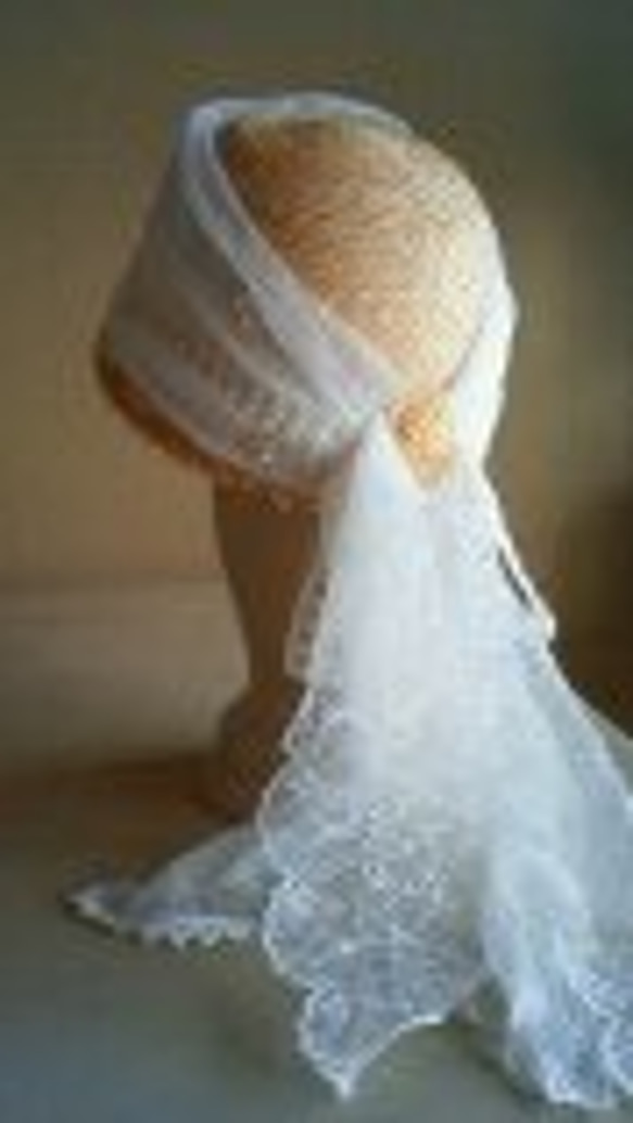 草原の花嫁・・・ストローのウェディング・ハット                                     草原にある小さな教会。花嫁は、クローバーの上を裸足でかけている…そんなイメ NA1922384707(14820円)