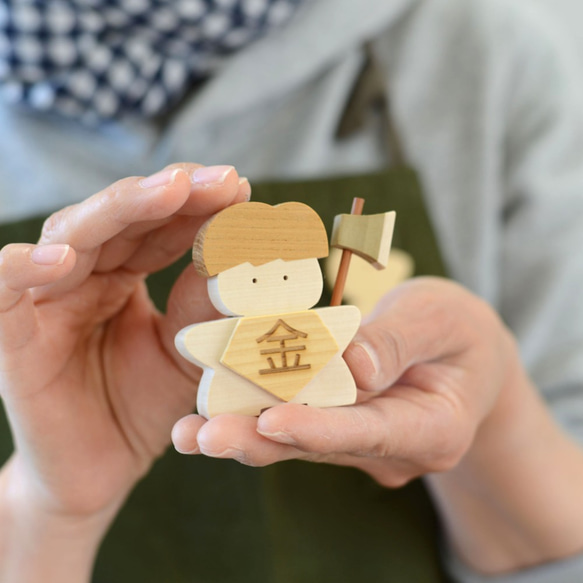 由美麗的日本木材製成的五月娃娃金太郎和熊 第2張的照片