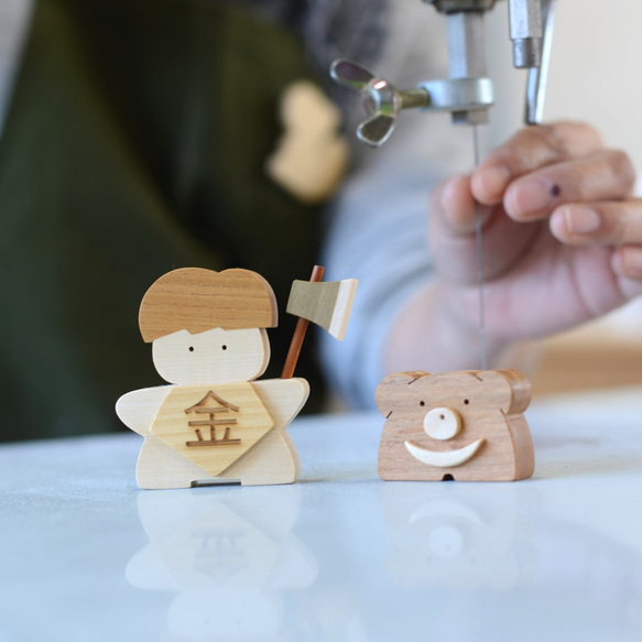 由美麗的日本木材製成的五月娃娃金太郎和熊 第6張的照片