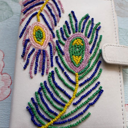 孔雀のビーズ刺繍のレザー手帳カバー 2枚目の画像