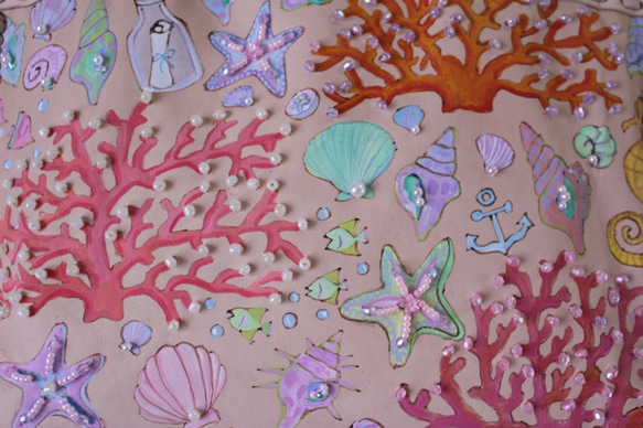 ヒトデとタツノオトシゴの住むサンゴ礁のヌメ革ビジューショルダーバッグ 6枚目の画像
