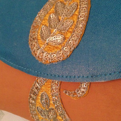 モロッコ刺繍のヌメ革クラッチバッグ 2枚目の画像