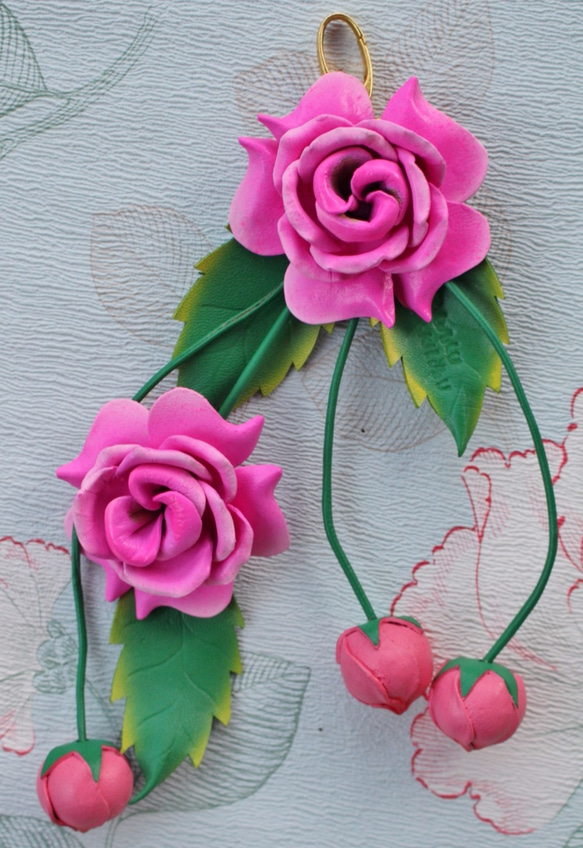 ピンク色の薔薇のフレンチレザーチャーム 2枚目の画像