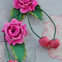ピンク色の薔薇のフレンチレザーチャーム 3枚目の画像