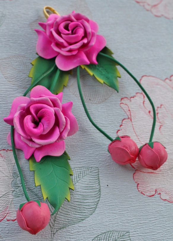 ピンク色の薔薇のフレンチレザーチャーム 3枚目の画像