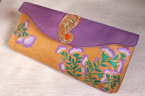 モロッコ刺繍の花柄ヌメ革クラッチバッグ 1枚目の画像