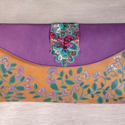 モロッコ刺繍の花柄ヌメ革クラッチバッグ 3枚目の画像