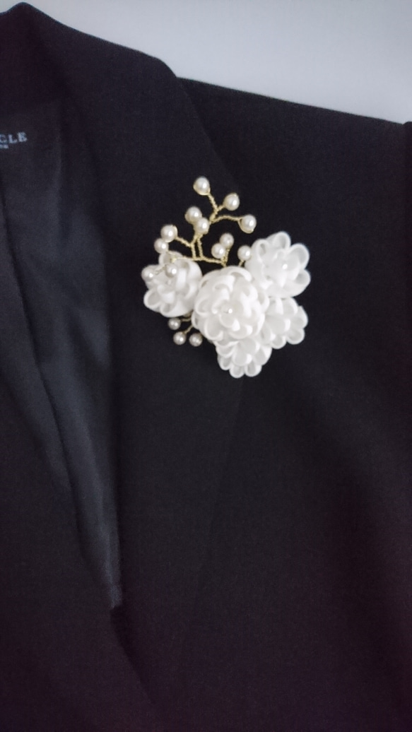 ホワイト パール  正絹つまみ細工コサージュ・髪飾り　(卒業式・入学式)　 2枚目の画像