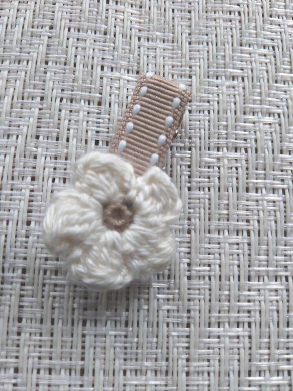 お花のヘアクリップ  ブラウン＆ホワイト   手編み  ２個セット  送料無料 3枚目の画像