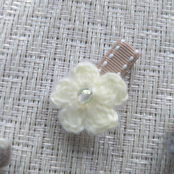 ふわふわお花のヘアクリップ  手編み  ２個セット  送料無料 4枚目の画像