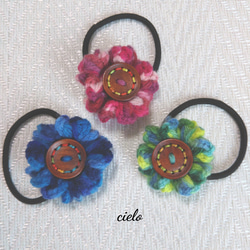 お花とボタンのヘアゴム  手編み   送料無料 1枚目の画像