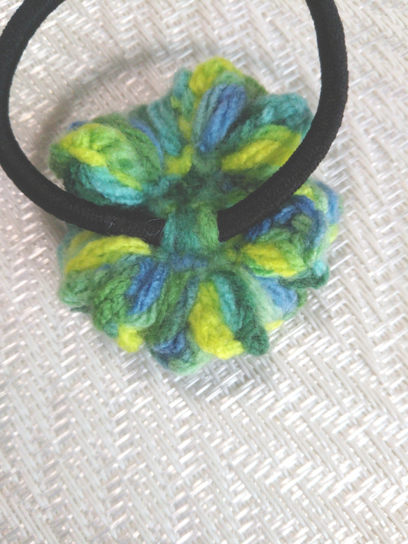 お花とボタンのヘアゴム  手編み   送料無料 4枚目の画像