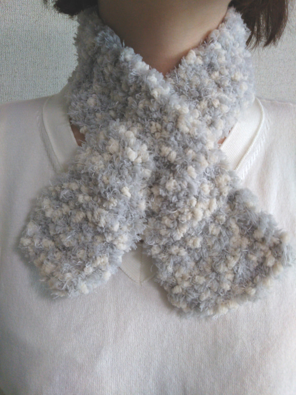 ぷくぷくモール入りのふわもこミニマフラー グレーホワイト 手編み