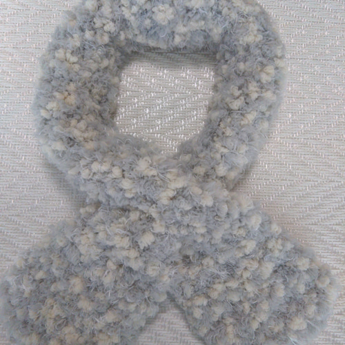 ぷくぷくモール入りのふわもこミニマフラー グレーホワイト 手編み