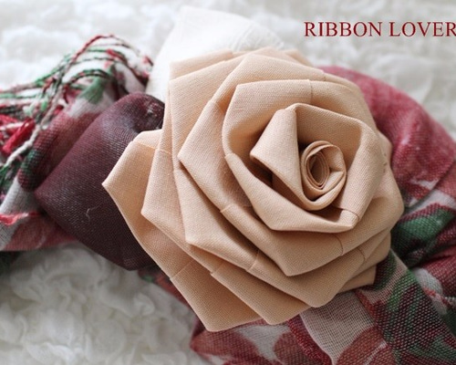 畳へりで出来た薔薇のコサージュ(ﾇｰﾄﾞﾋﾟﾝｸ) コサージュ RIBBON