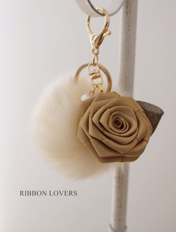 リボンの薔薇とファーバッグチャーム(クリーム&ゴールド) 5枚目の画像